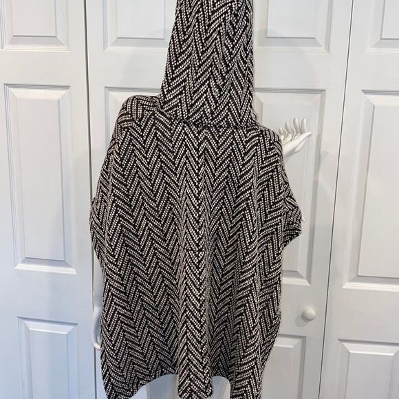 NEW VICTORIA SECRET PONCHO - Picture 2 of 6